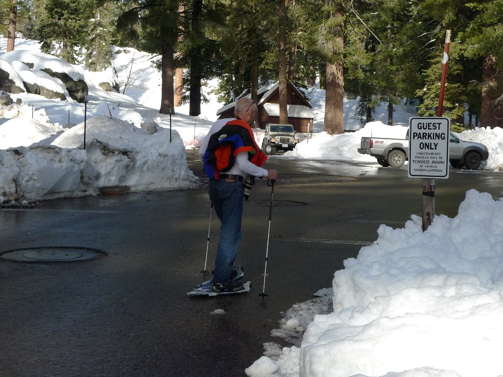 Christmas2010 077.JPG - A way to clean snow off your snowshoes. I gues...